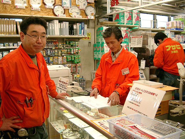 こんな感じで背中にロゴマークのプリントを入れてます。