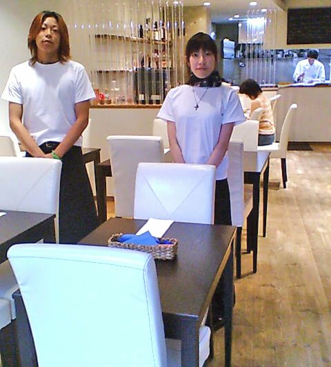 このように真っ白のTシャツを着て配膳しておられます。