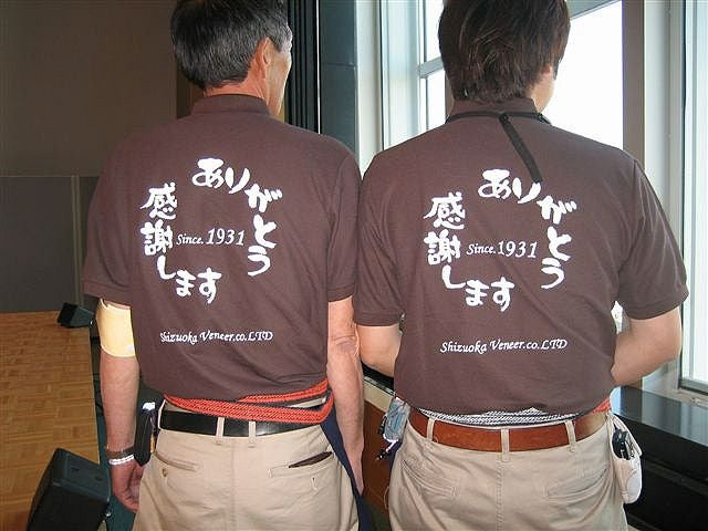 静岡ベニヤ様の実際の名入れポロシャツ着用写真