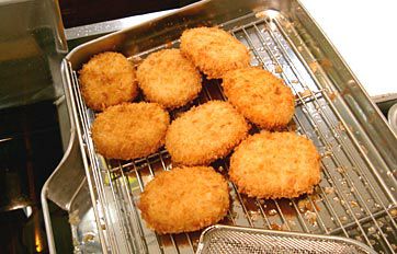 私も撮影しながら食べました。コロッケおいしかった♪