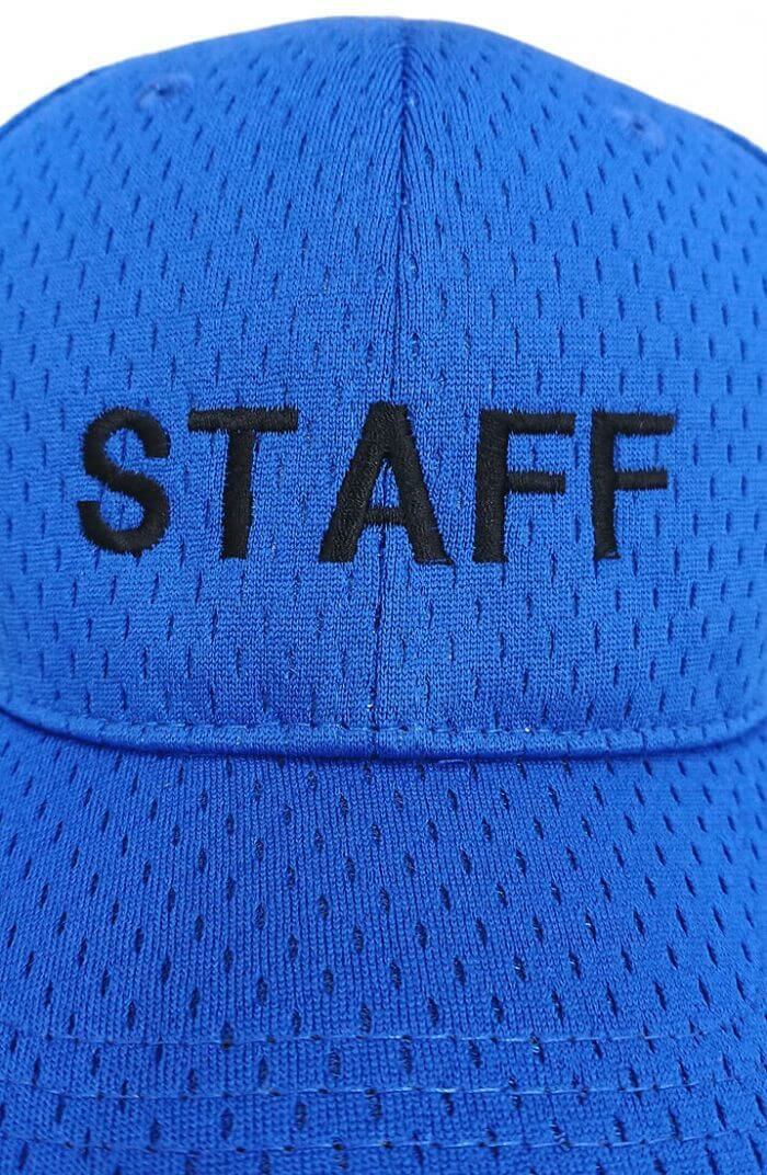 STAFF文字刺繍キャップのおでこ部分を真正面から撮影しました。