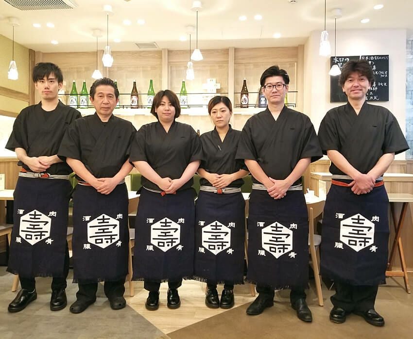 居酒屋 肉のコトブキ虎ノ門店様のオープン時のスタッフユニフォーム写真でございます。