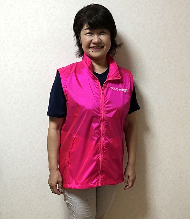 到着したナイロンベストを着用いただきパチリと撮影！<br>明るい元気カラーのお出迎え業者用ユニフォームの完成です！