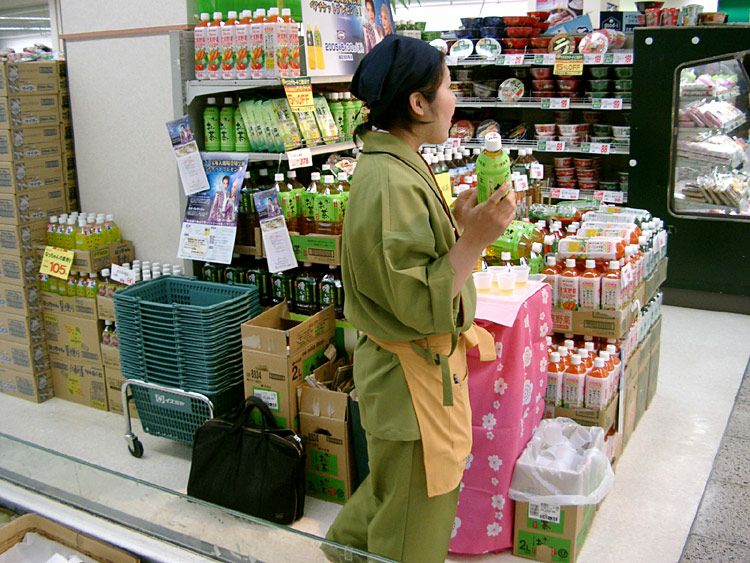 実際にスーパーでイベントされてる所の作務衣（さむえ）の着用写真