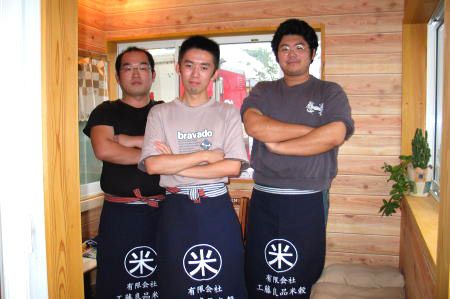 酒屋前掛けが到着して３人でパチリと撮影！