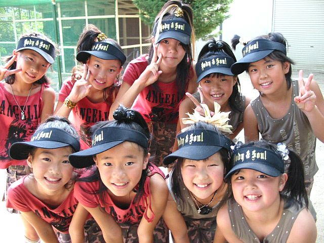 笑顔いっぱいのキッズダンスチームの子供さん達