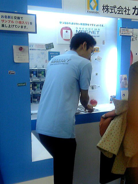 展示会での実際の名入れポロシャツ着用写真