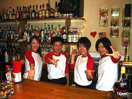 元気いっぱいのスタッフさん達は名入れTシャツを着用！