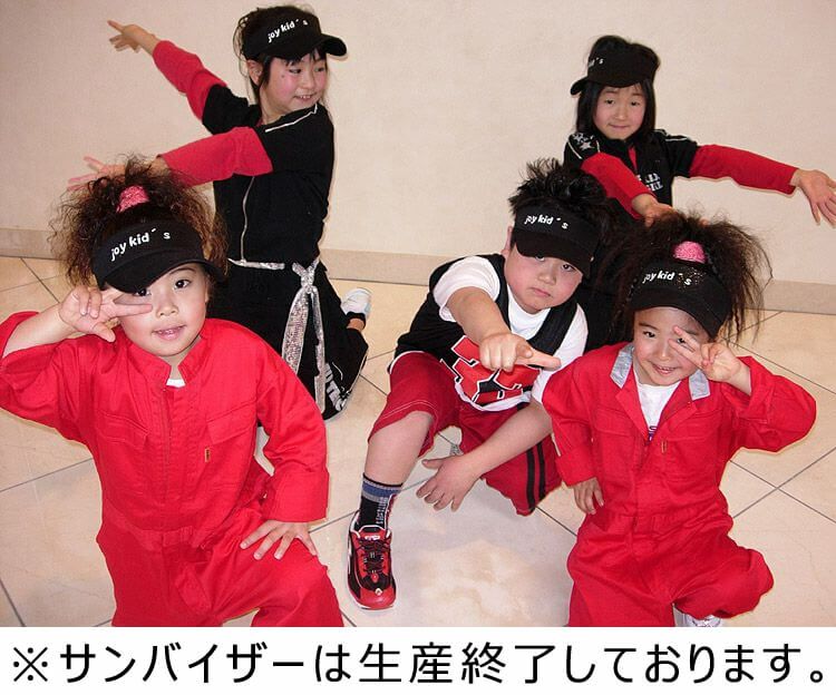 ダンス大会出場前にサンバイザーをかぶって記念撮影