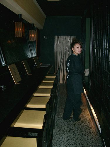 到着した所の作務衣（さむえ）を着用して記念撮影