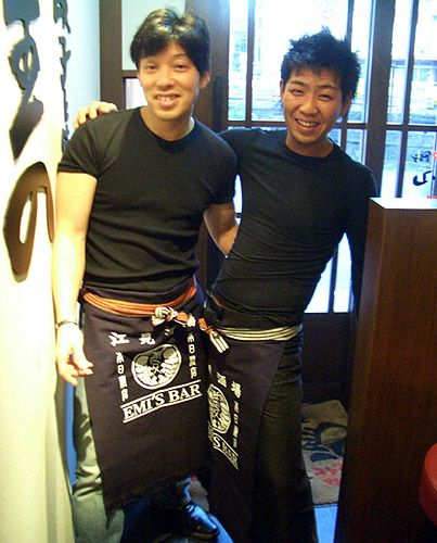 酒屋前掛けを着用したオーナーと料理長記念撮影