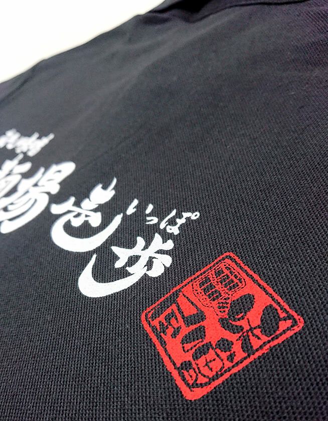 さらにロゴと生地の拡大写真