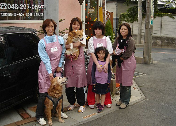 店舗前で全員が名入れエプロンを着用して記念撮影