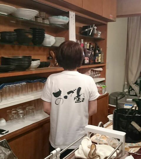 名入れTシャツを着ておでん屋の店内での撮影写真