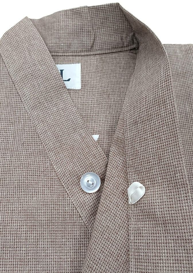 胸チラ防止として前開き部分にボタンを取り付けました。