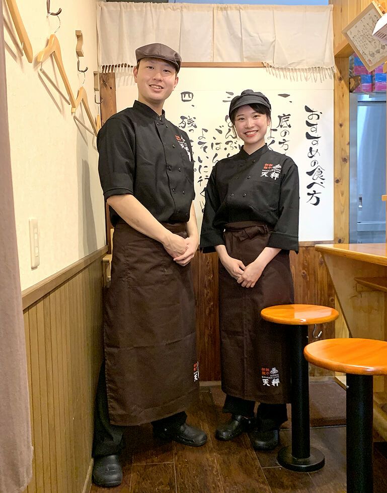 担担麺屋・天秤様の名入れエプロン着用写真