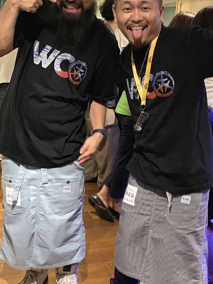 オープン時の実際のエプロン着用写真ですが、すっごくかっこいいです！