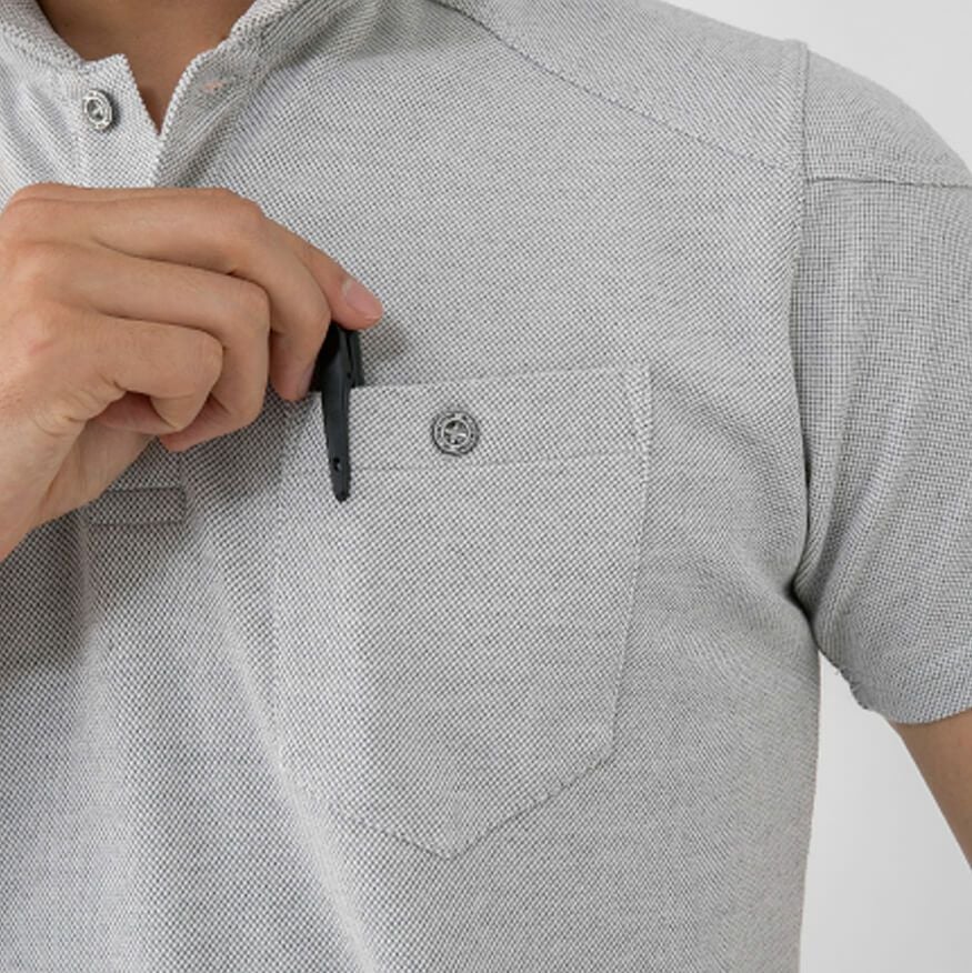 ボタン付きの左胸ポケットを採用