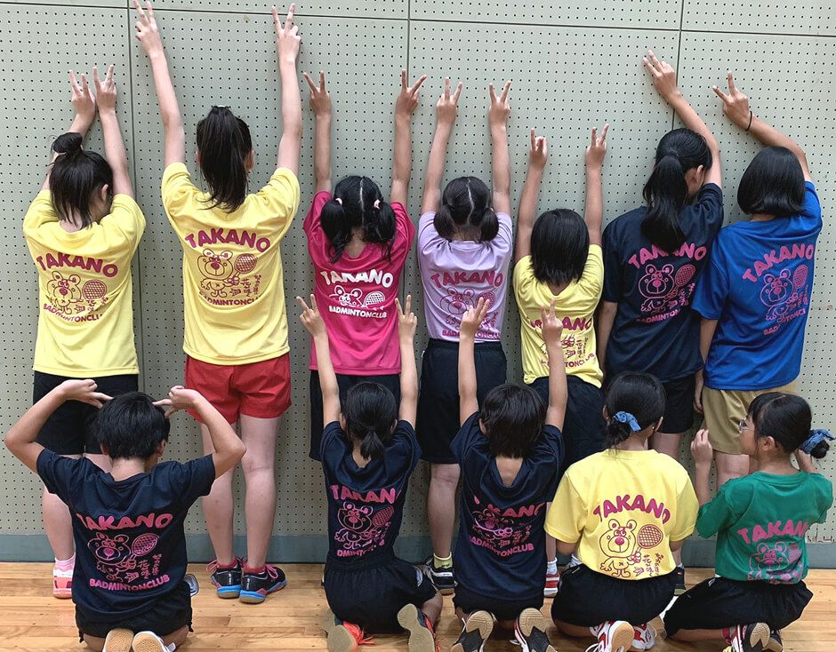 タカノバドミントンクラブ様の実際に名入れTシャツを着用した写真