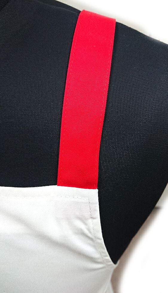 エプロンの肩紐部分のアップ写真