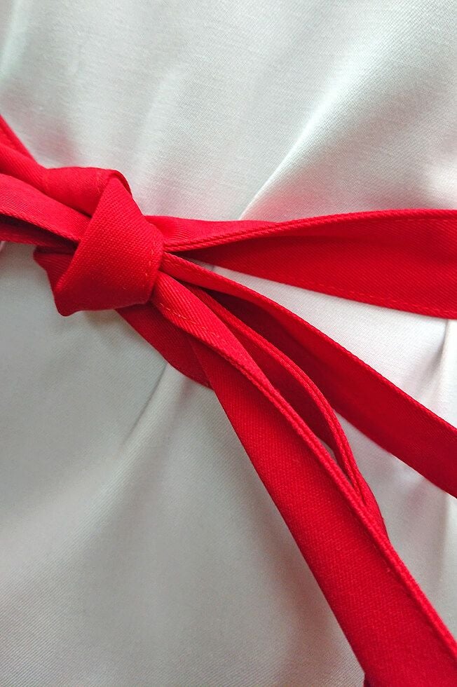 前で結べるように紐の長さも通常より長くしました