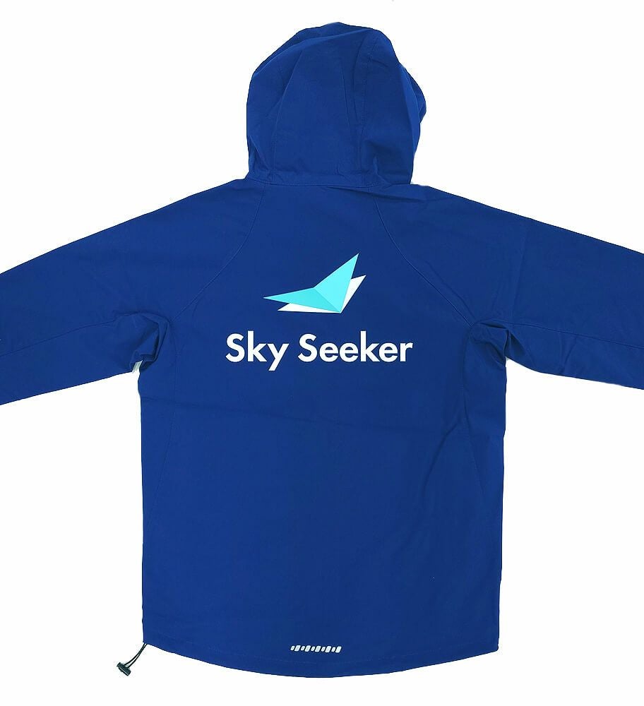 東京都千代田区にあるドローン調査企業・スカイシーカー様の社名入りオリジナルナイロンパーカーの完成写真をご覧ください。<br>背中に大きくグラデーションデザインのロゴマークがインパクト大です！