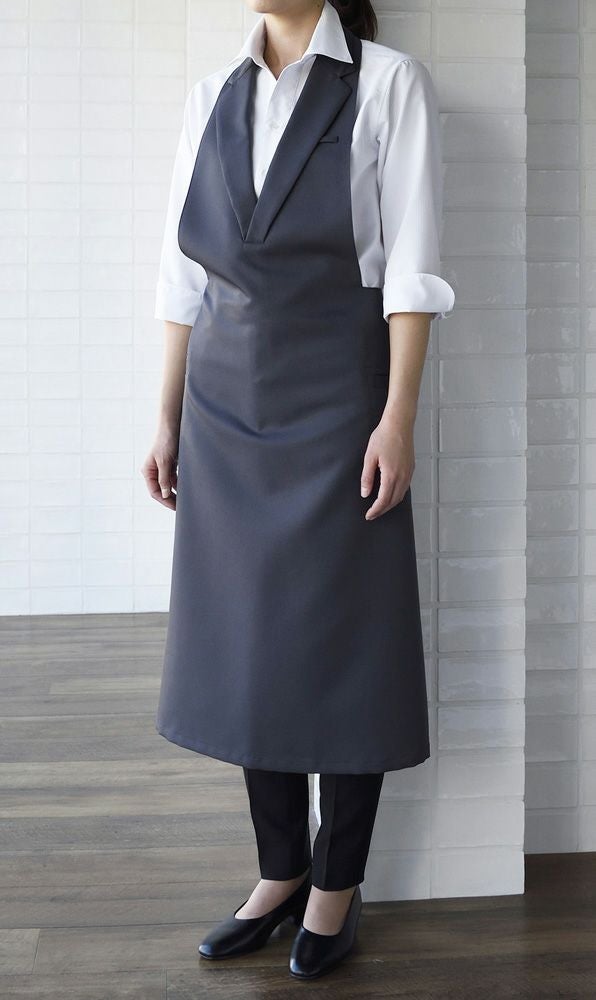 ワイシャツを着用すると更にエレガントな装いに。