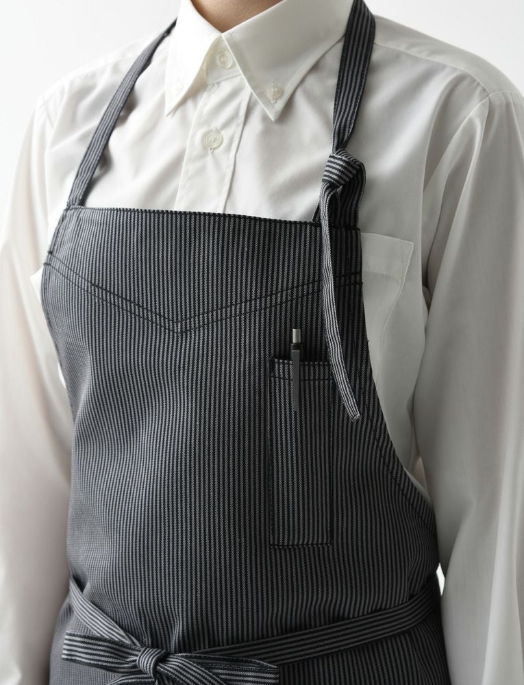 胸元にはペン差しポケット付き