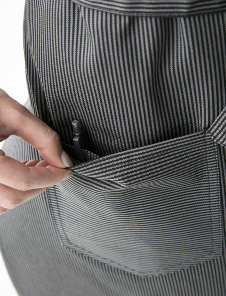 右腰ポケットはダブルポケットで、内ポケット付き。