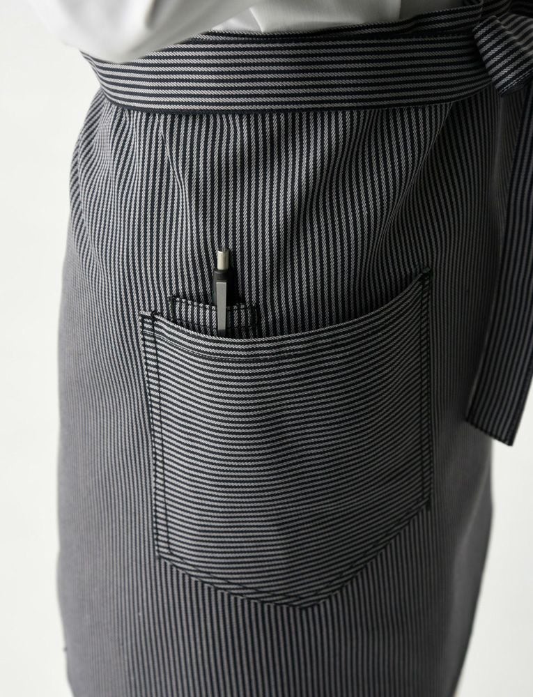 右腰ポケット内にはペン差しポケット付き