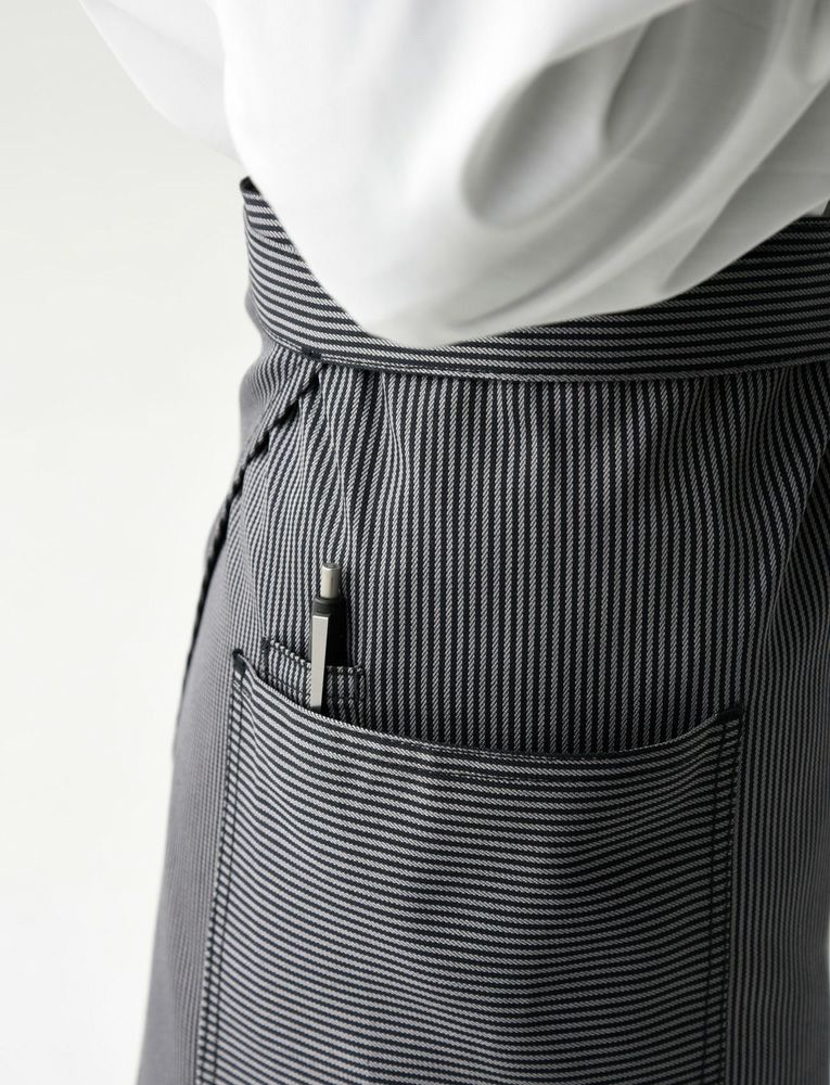 右腰ポケット内には、ペン差しポケット付き