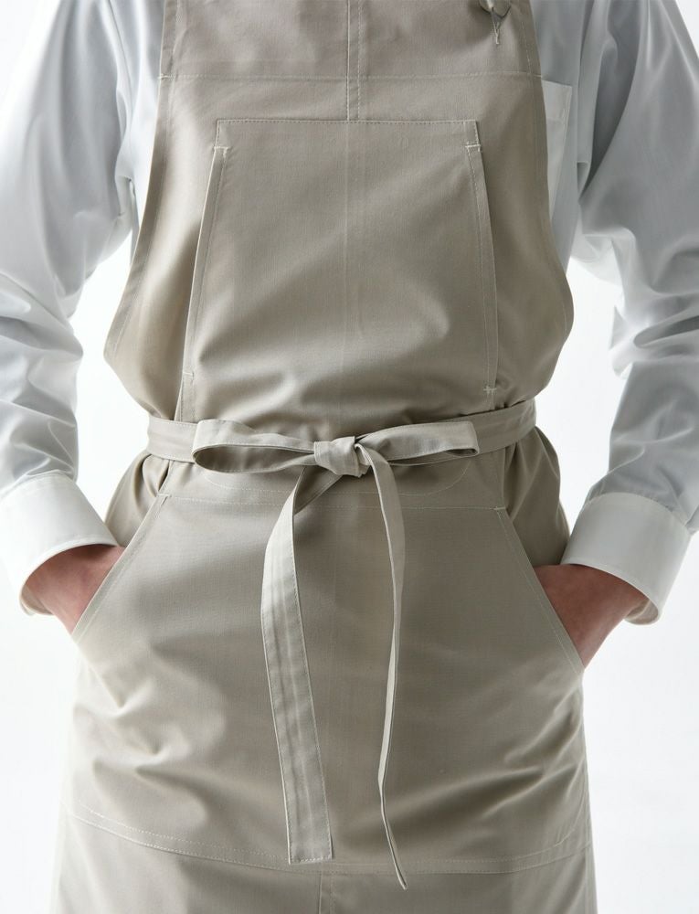 腰元に大きなポケットが付いてます。