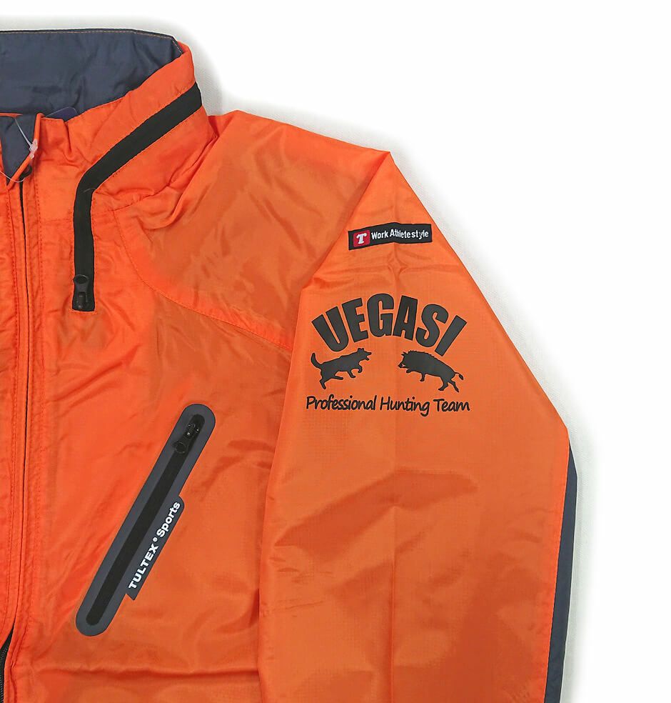 左袖部分の猟犬と猪のプリント部分のアップ写真