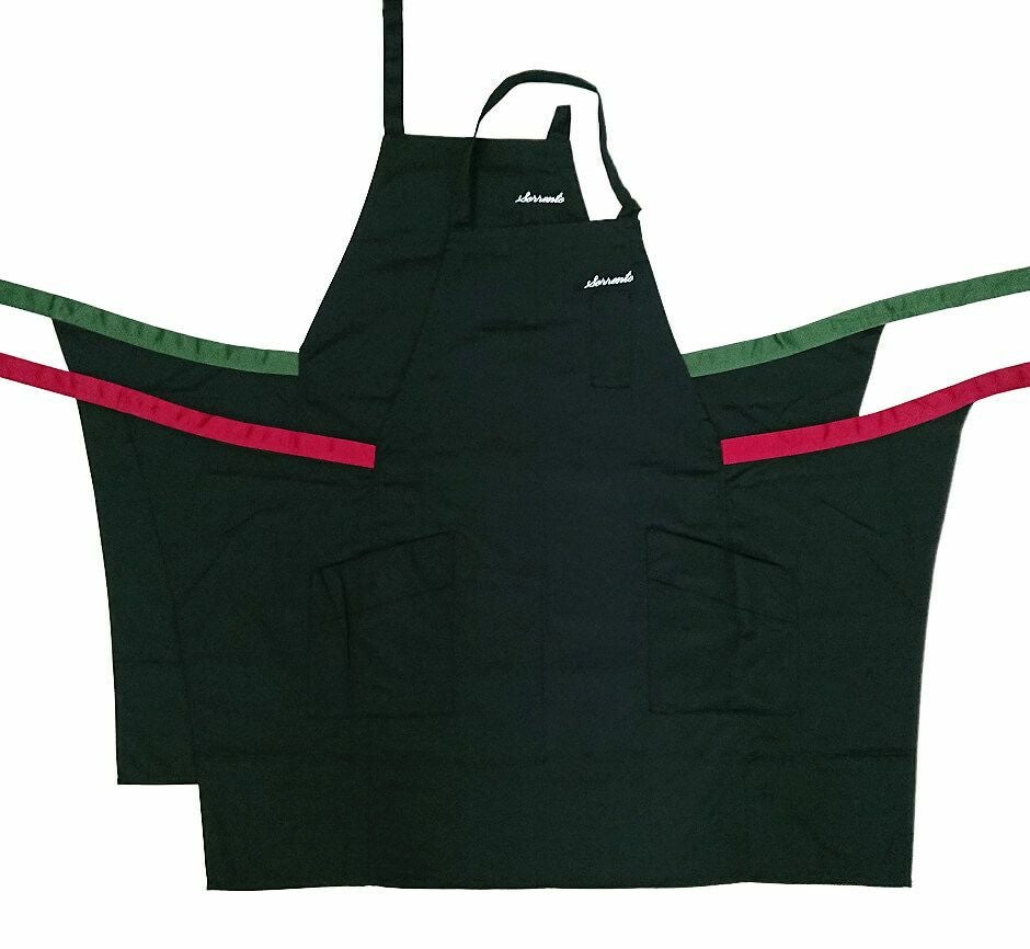 お客様からのご依頼で、腰紐（ひも）部分を真っ黒から緑と赤系に付け替えいたしました。<br>個性的なカラーのエプロンが完成です。<br>着用いただくのがイタリア料理店様なのでイタリア国旗のカラーリングですね。
