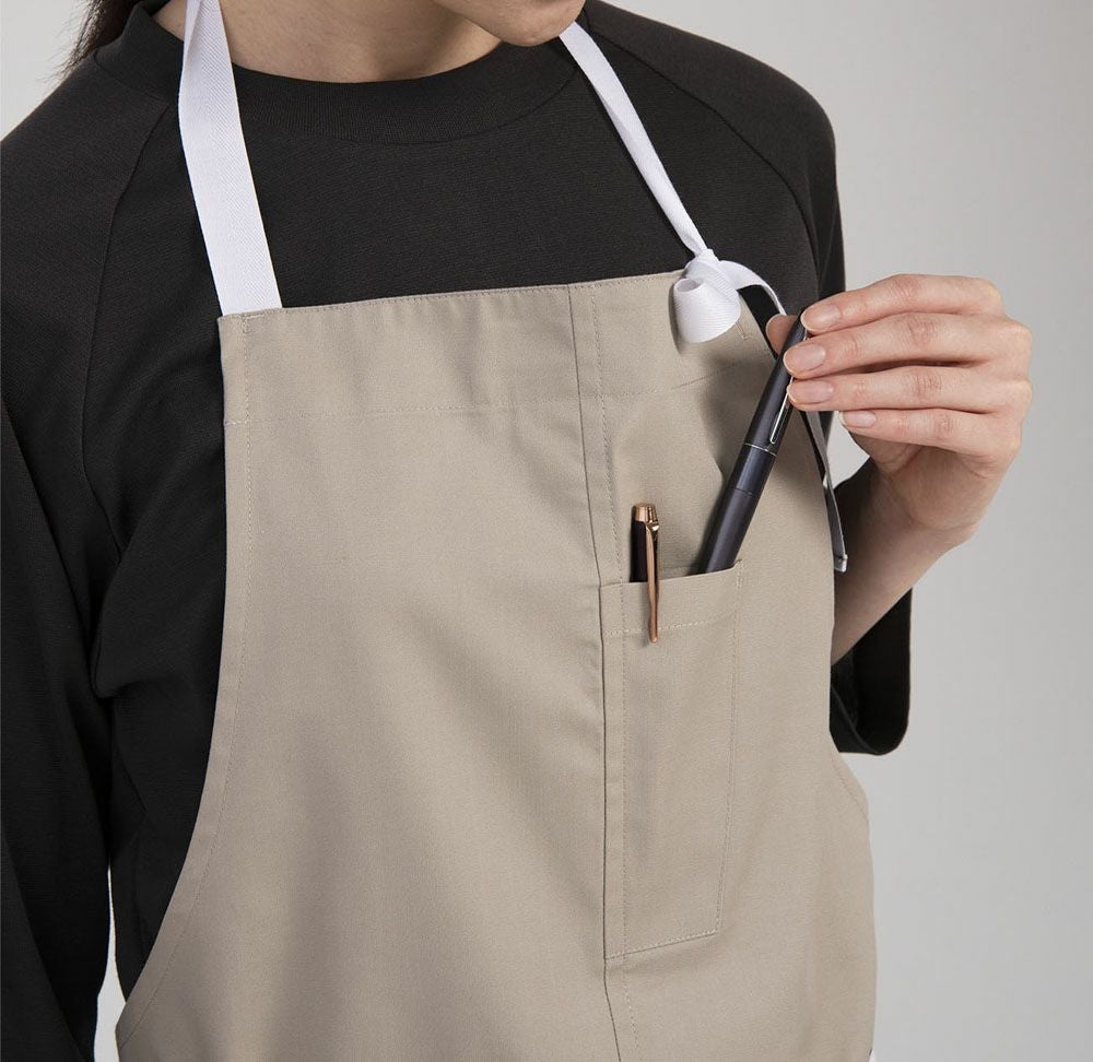 胸にはペンが2本入る、ペン差しポケット付き