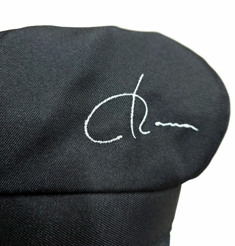 キャスケットへのロゴ刺繍部分のアップ写真も撮影しました。