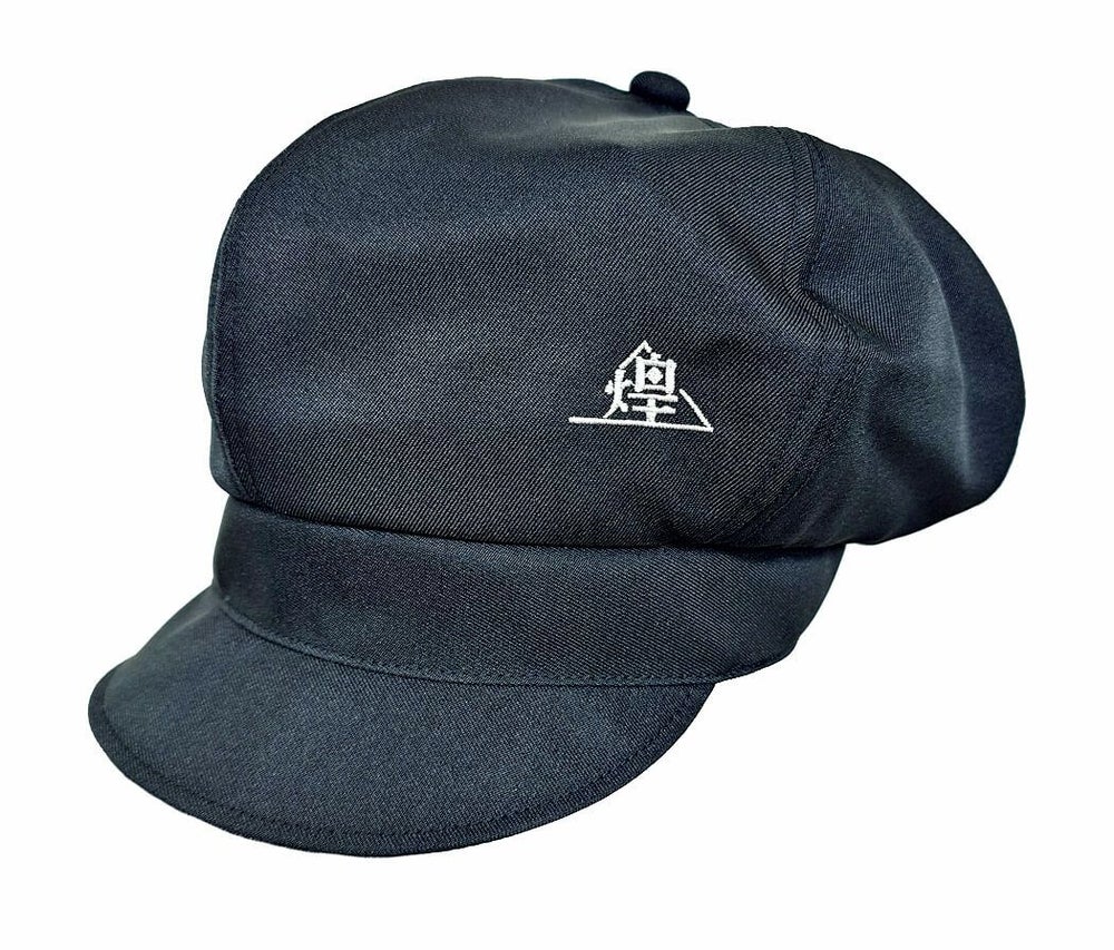 東京都練馬区にあるカラオケバー・SPARK様のロゴ入りオリジナルキャスケットの完成写真をご覧ください。<br>左ななめ前にバランス良い位置にロゴ刺繍させていただきました。