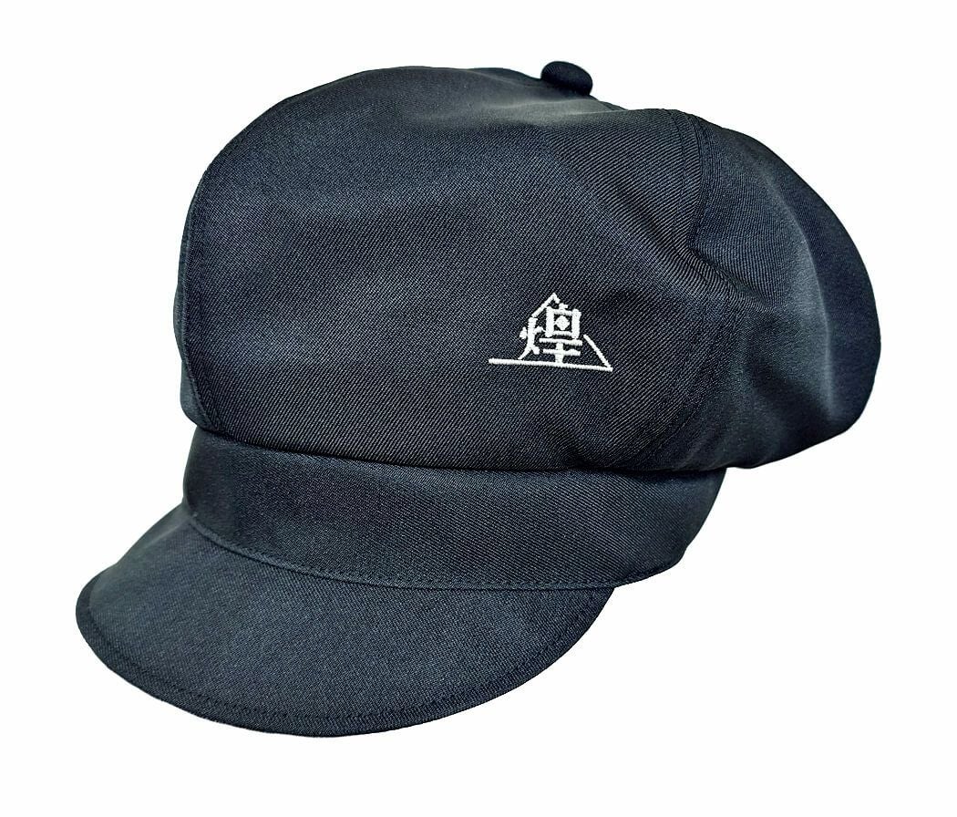 東京都練馬区にあるカラオケバー・SPARK様のロゴ入りオリジナルキャスケットの完成写真をご覧ください。<br>左ななめ前にバランス良い位置にロゴ刺繍させていただきました。