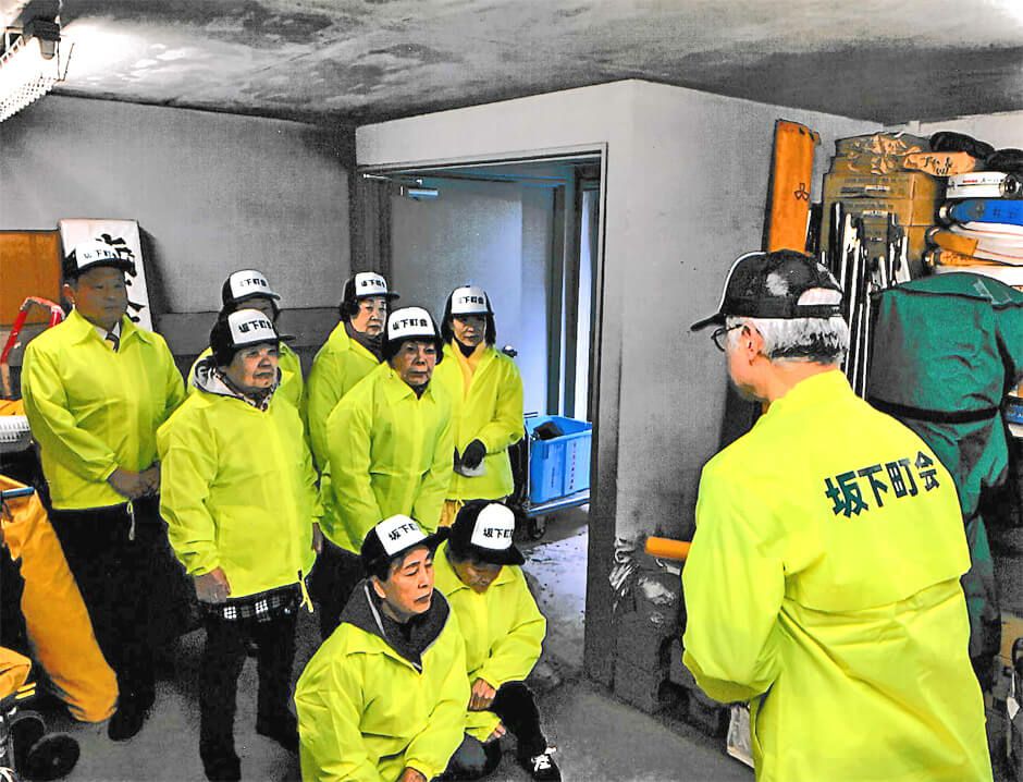 実際の大井坂下町内会様のボランティア清掃活動での名入れキャップを着用した時の集合写真です。<br>お揃いのキャップに一致団結感を感じます！