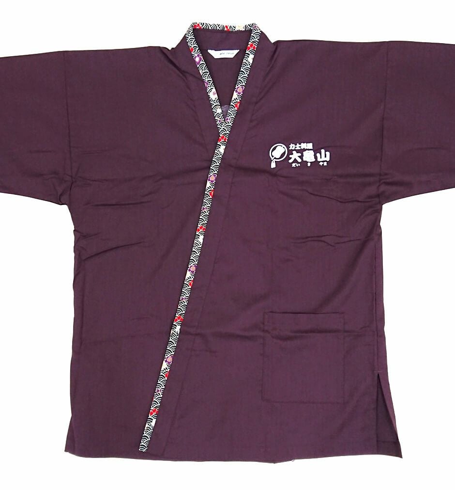 さらに左胸には力士料理・大亀山様の店名とロゴマークをオリジナルプリント加工。