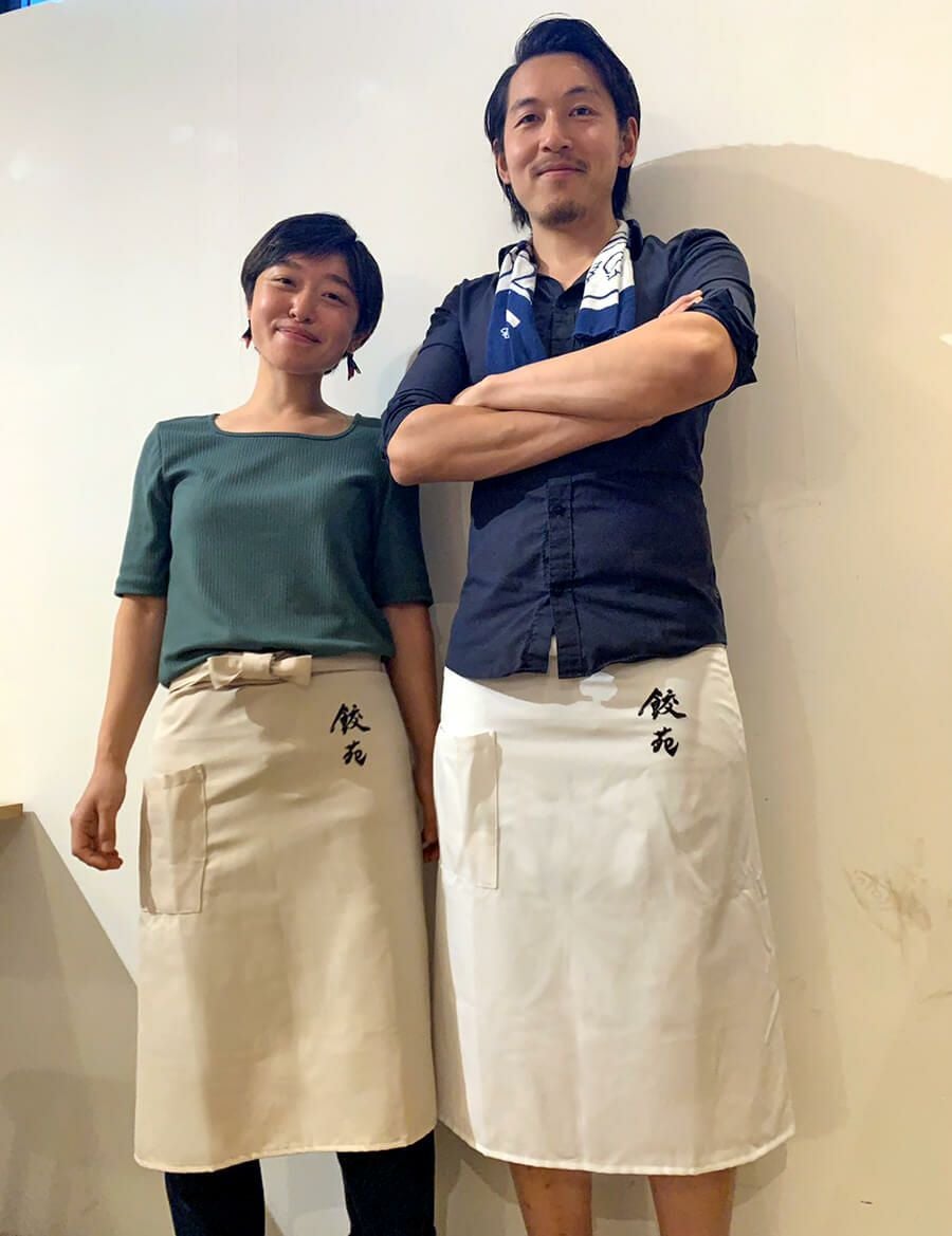 餃子屋・餃苑様のエプロンユニフォームの着用写真