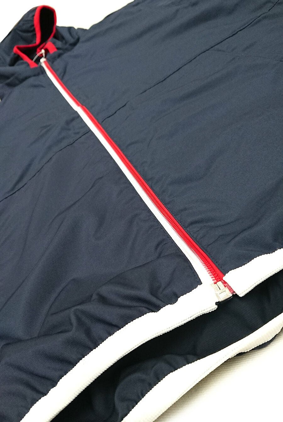 チャック部分が白赤の2トーンカラーな所が可愛いです♪<br>ロゴプリントする場合は、このチャック部分のカラーと同じ色でプリントするとカラーコーディネイトがバッチリ決まります！<br>どうすれば良いか分からない場合は、弊社の名入れ担当スタッフまでご相談ください。<br>カラーパターンの提案をいたします。