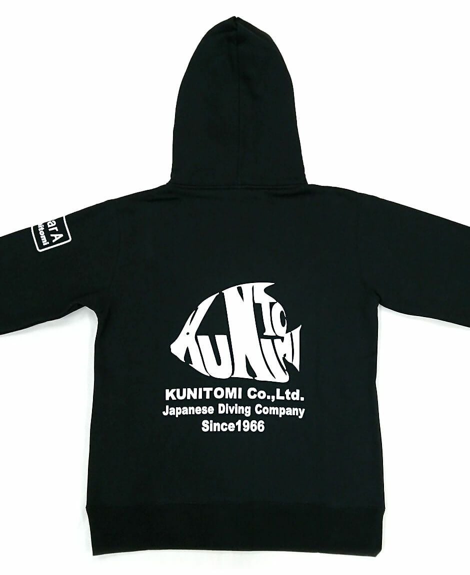 ロゴ入りパーカーの背中部分を撮影です。