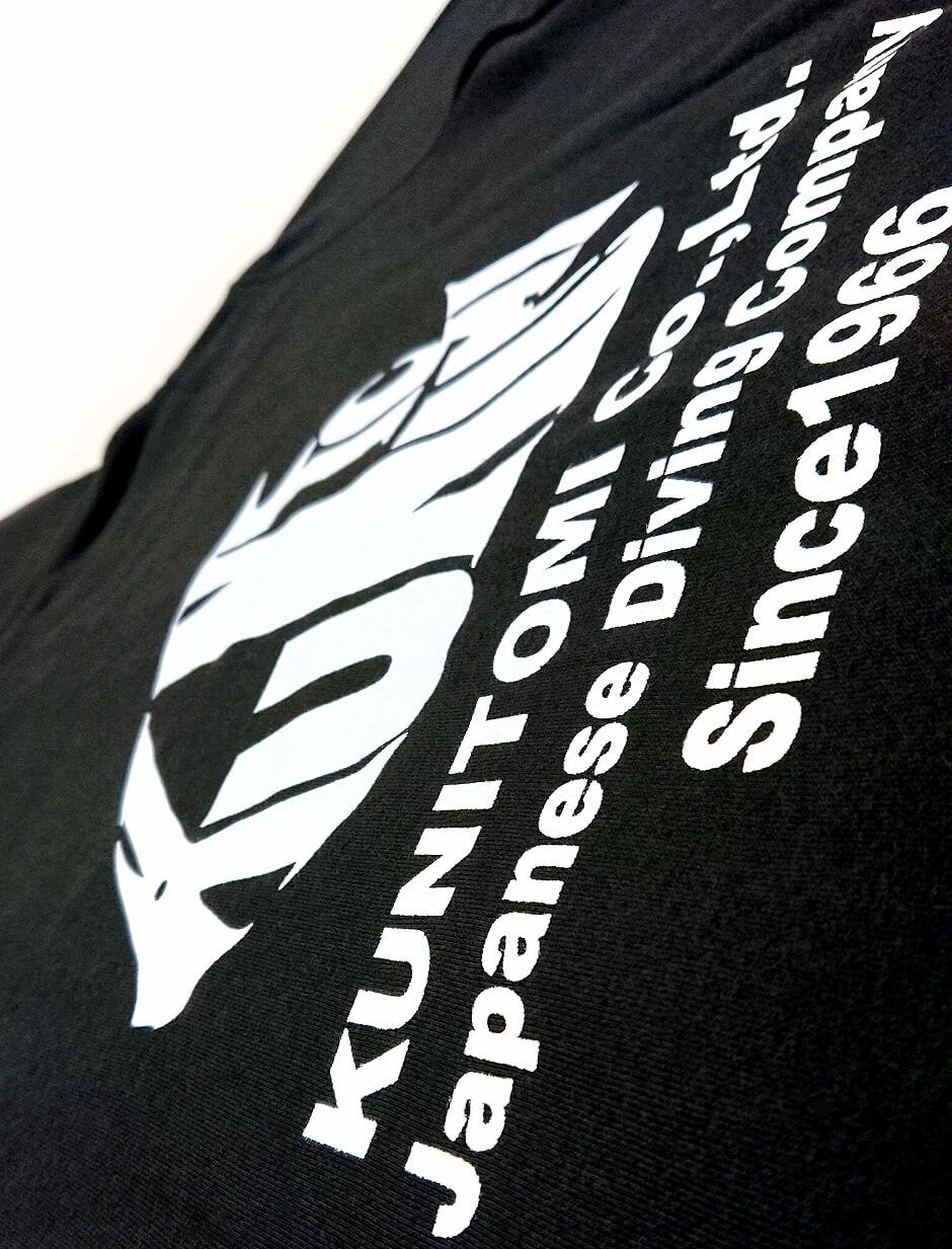 背中の魚マークのロゴプリント部分の超拡大アップ写真です。