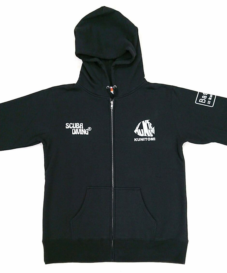 胸部分のロゴプリントもパチリと撮影いたしました。<br>合計4カ所にもプリントが入っているので、かなりのブランド力アップです！