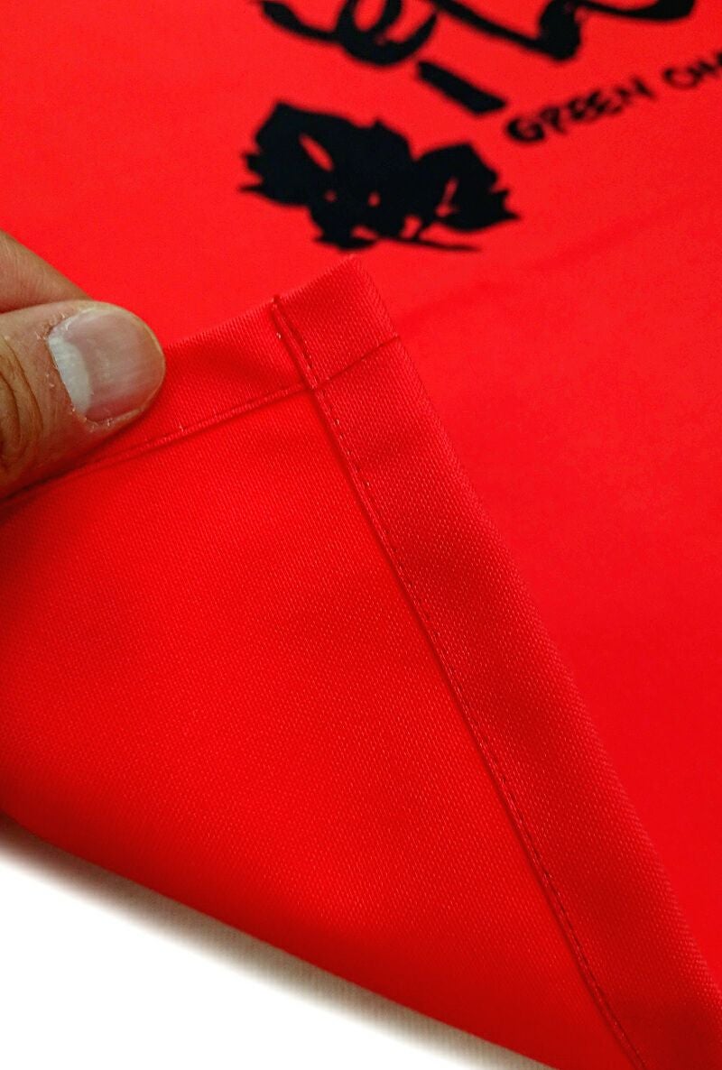 日本国内の暖簾（のれん）工場で縫製しているので、こんなにキレイな出来上がりです。<br>これだけしっかり丁寧に縫製してあるからこそ頑丈なのです。<br>やはり暖簾はある程度、長持ちしないといけませんからね。