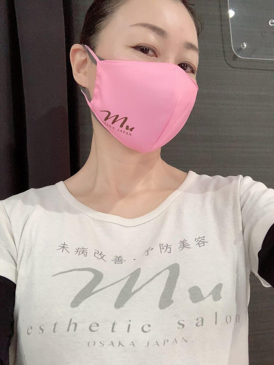エステサロン・ミュウ様のロゴ入りマスクが到着した時にパチリと撮影いただきました。<br>Tシャツと同じロゴ入りなので統一感もバッチリです♪