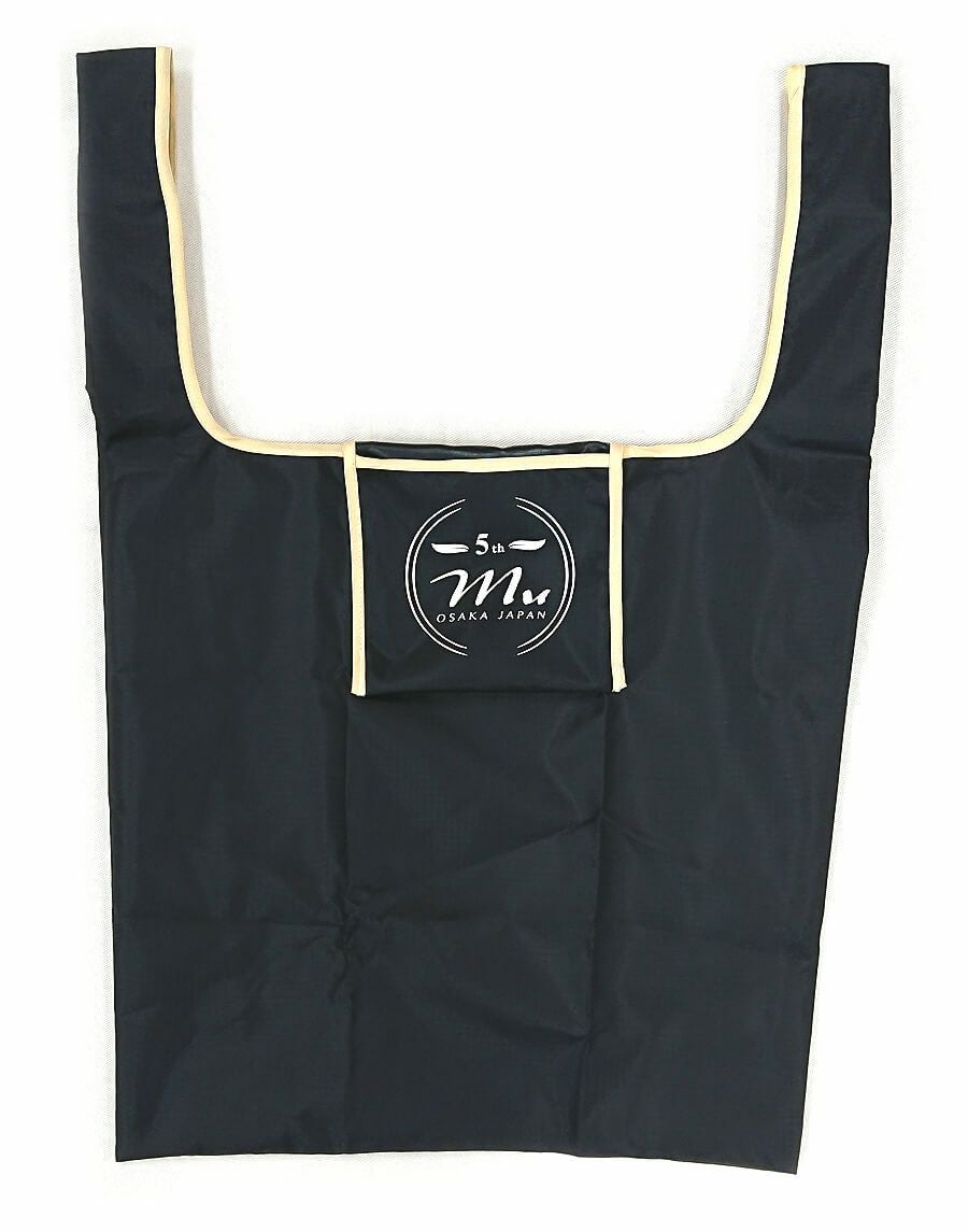 実際に出来上がってきたロゴ入りエコバッグの完成写真です。<br>外側にポケットが出ていますが、実際には内ポケット部分にさりげなくロゴプリントを入れています。