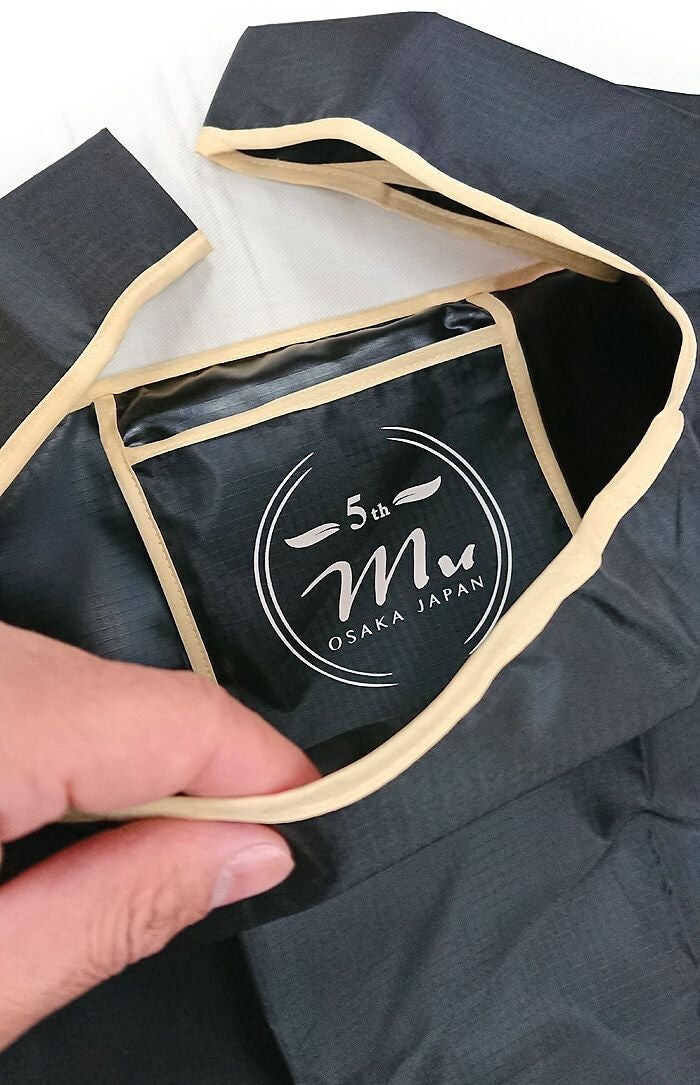 こんな感じで、撮影の為にあえて外に出していたポケット部分を内側に収納してみた所の写真です。<br>こんな感じで、さりげなくお洒落な感じでロゴプリントが完成しました！