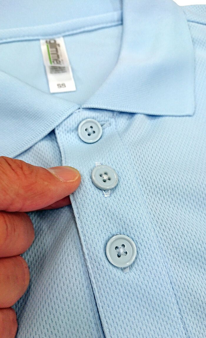 こんな感じでポロシャツのエリ元の第一ボタンと第二ボタンの間に後付け追加でボタンホールとボタンを取付いたしました。